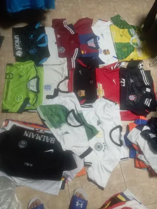 Camisetas de fútbol y zapatillas tengo tinod Arche