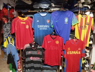 Camisetas de fútbol y zapatillas tengo tinod Arche