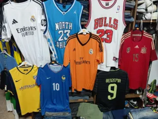 Camisetas de fútbol y zapatillas tengo tinod Arche