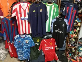 Camisetas de fútbol y zapatillas tengo tinod Arche