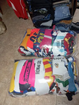 Camisetas de fútbol y zapatillas tengo tinod Arche
