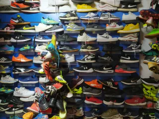 Camisetas de fútbol y zapatillas tengo tinod Arche