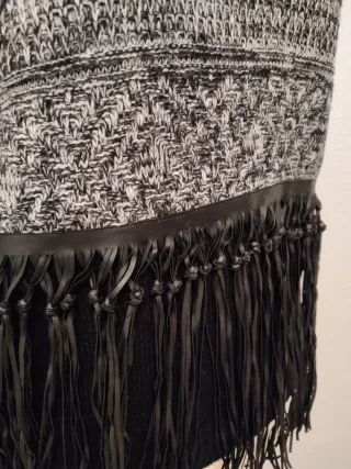 Jersey mujer negro y gris con flecos