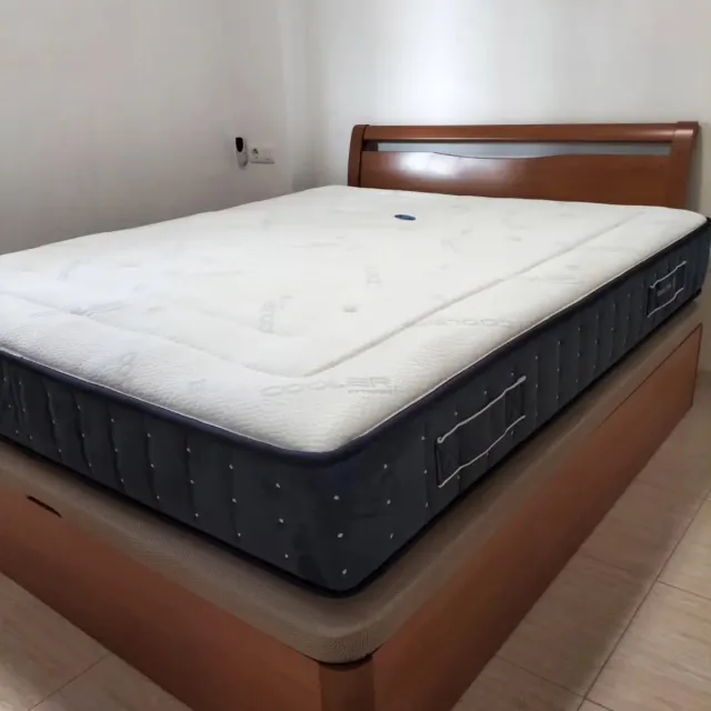 Canape letto con base in legno e rivestimento in tessuto