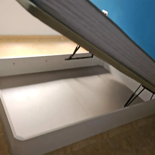 Canape letto con base in legno e rivestimento in tessuto