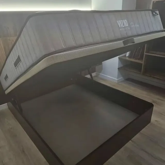 Canape letto con base in legno e rivestimento in tessuto