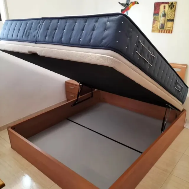 Canape letto con base in legno e rivestimento in tessuto