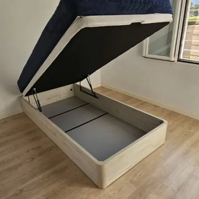 Canape letto con base in legno e rivestimento in tessuto