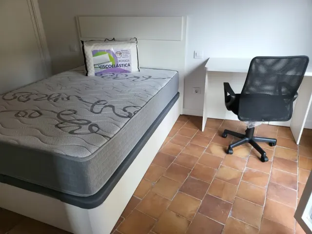 Canape letto con base in legno e rivestimento in tessuto