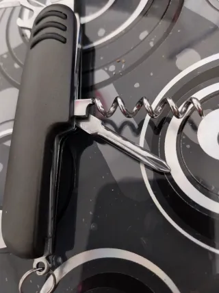 Portachiavi multiuso con cavatappi