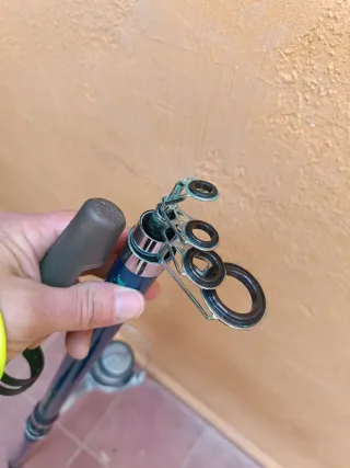 Caña y carrete de pesca