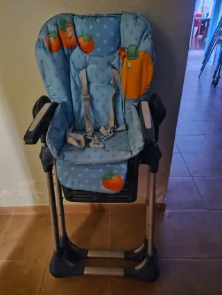 Trona de bebé azul con dibujos