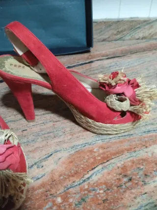 Sandalias rojas con detalles dorados