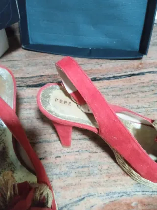 Sandalias rojas con detalles dorados