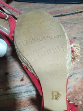 Sandalias rojas con detalles dorados