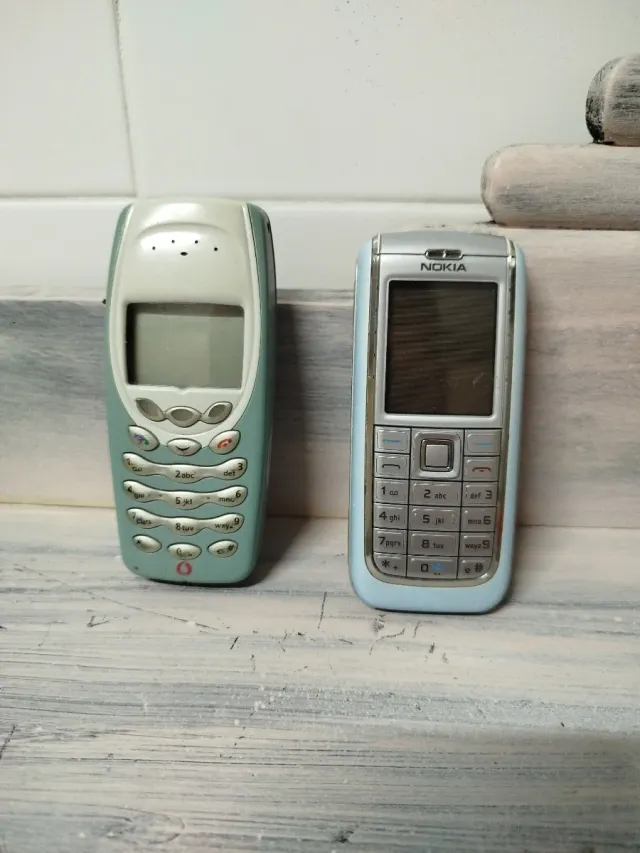 2 Telefoni Cellulari Nokia Vintage Blu/Argento Con Batteria
