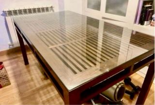 Mesa de comedor de madera y cristal