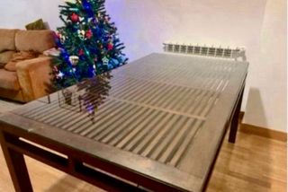Mesa de comedor de madera y cristal