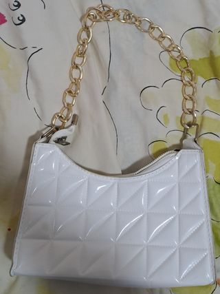 Bolso blanco con cadena dorada