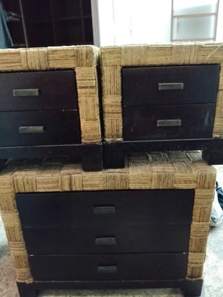 Mesitas de noche y cómoda de madera y yute