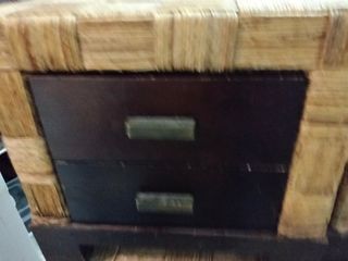 Mesitas de noche y cómoda de madera y yute