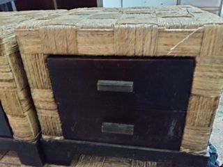 Mesitas de noche y cómoda de madera y yute