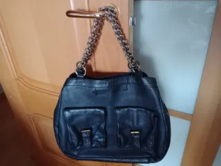 Bolso de piel negro con cadena