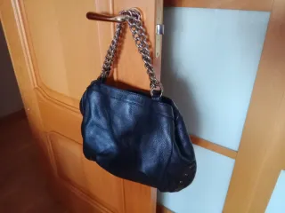 Bolso de piel negro con cadena