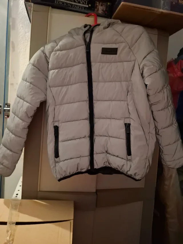 Plumas gris con capucha