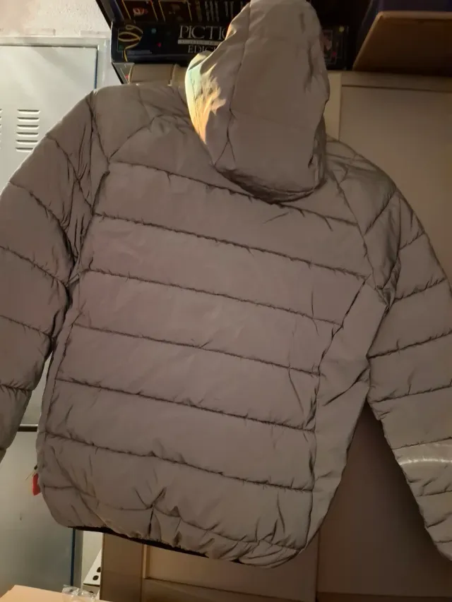 Plumas gris con capucha