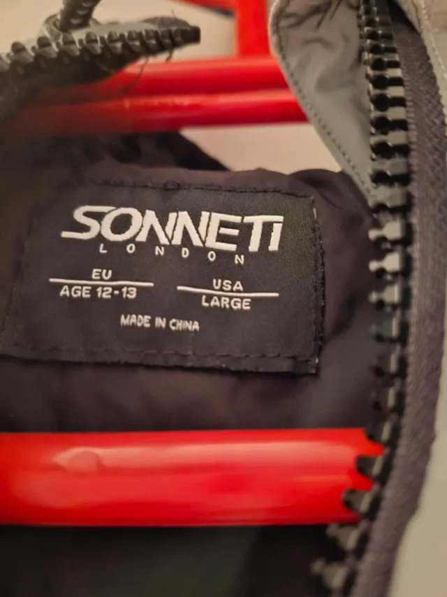 Plumas gris con capucha