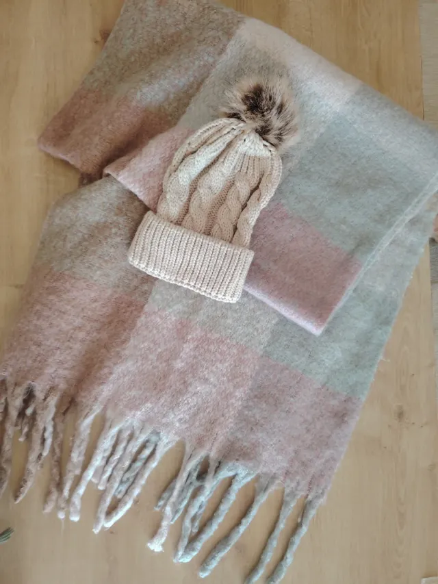 Bufanda y gorro con pompón