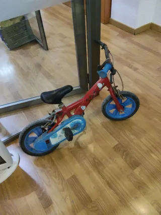 Bicicleta infantil roja y azul 6 euros