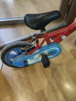 Bicicleta infantil roja y azul 6 euros
