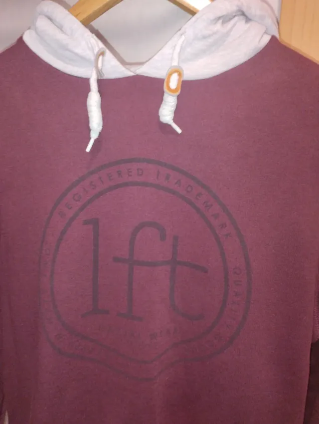 Sudadera granate con capucha y logo