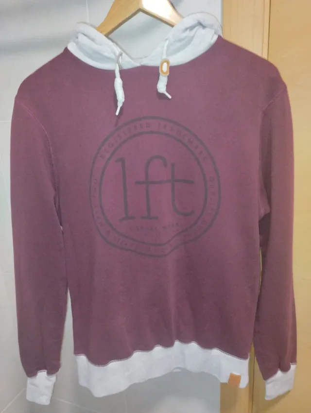 Sudadera granate con capucha y logo