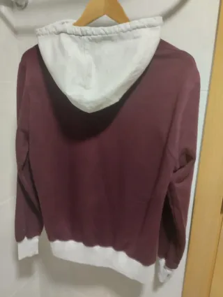 Sudadera granate con capucha y logo