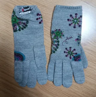 Conjunto bufanda y guantes Desigual