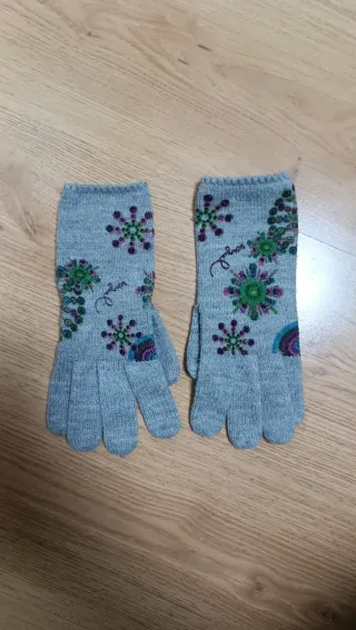 Conjunto bufanda y guantes Desigual