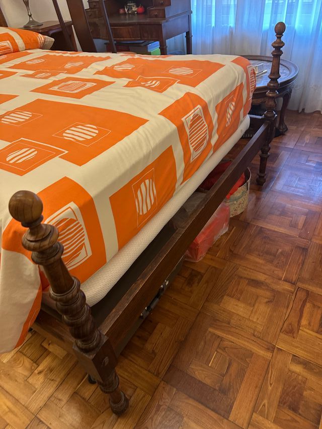 Cama completa con cabecero de madera