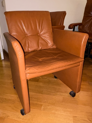 2 poltroncine in pelle con rotelle + 1 in omaggio