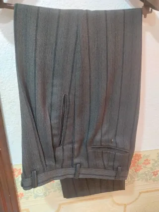 Traje de chaqueta marrón oscuro con rayas