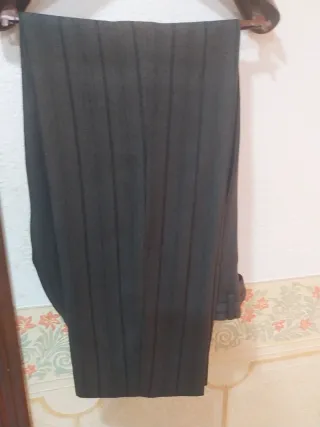 Traje de chaqueta marrón oscuro con rayas