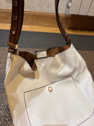 Bolso blanco y marrón