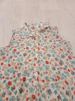 Camisa floral sin mangas