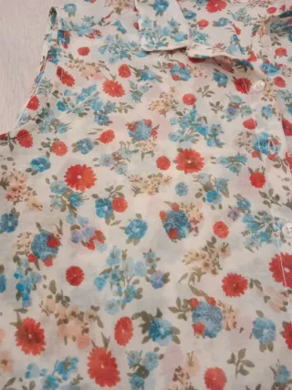 Camisa floral sin mangas