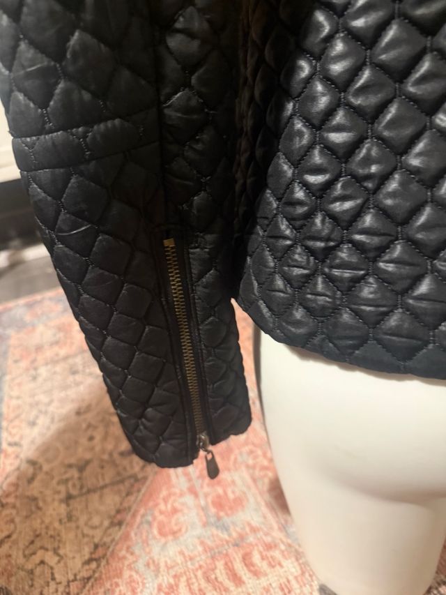 Chaqueta acolchada negra con cremallera