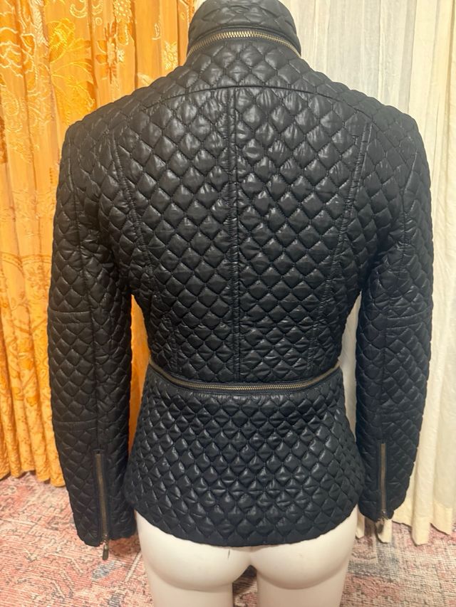 Chaqueta acolchada negra con cremallera