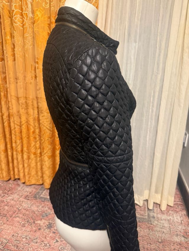 Chaqueta acolchada negra con cremallera