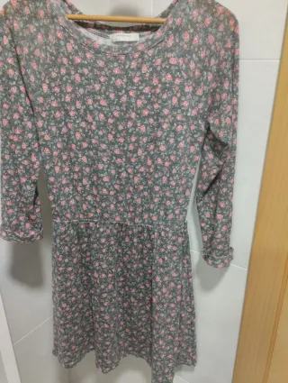 Vestido estampado floral gris y rosa